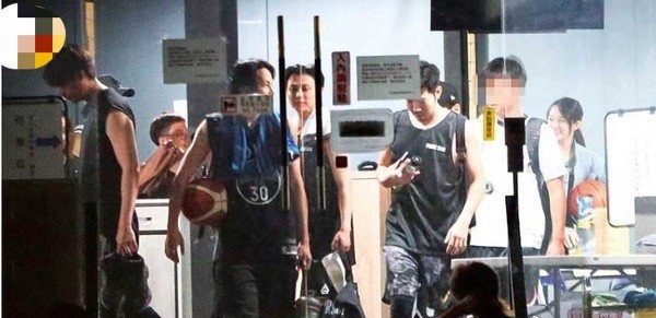 罗志祥|罗志祥风波后首现身，面容颓废不修边幅，新歌名疑似为《对不起》