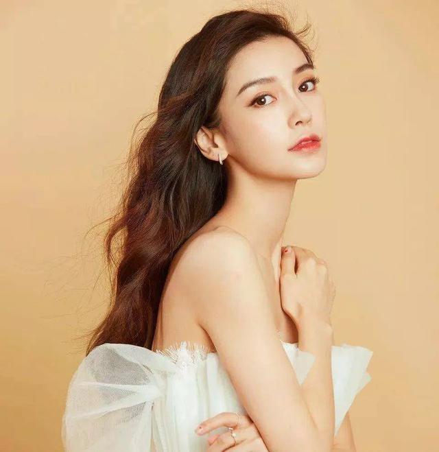 片酬|杨颖被曝片酬降至1000万，网友怒斥抠图演技1000块都不值