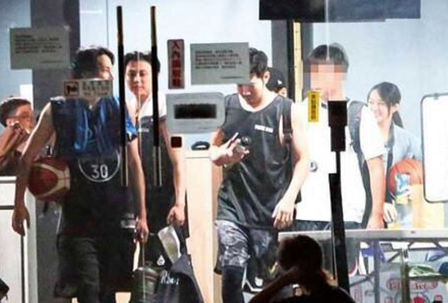 罗志祥|罗志祥深夜再次现身球场，身边有6名艺人朋友陪同，排面十足