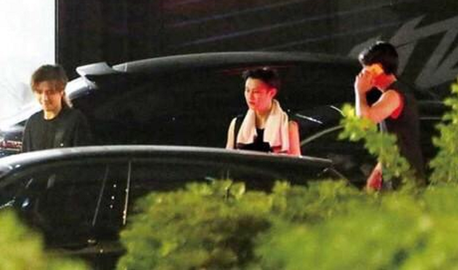 罗志祥|罗志祥深夜再次现身球场，身边有6名艺人朋友陪同，排面十足