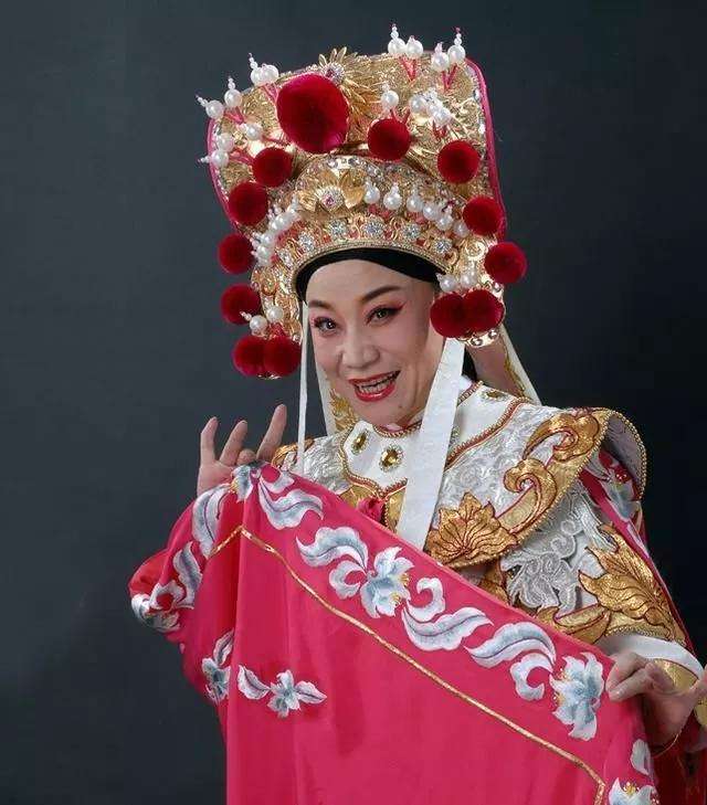 收回艺名,是因为陈百玲已经很久没有表演真正的常派豫剧,一心扑在办