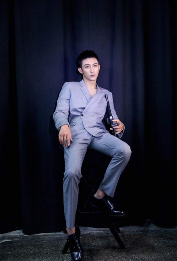 黄景瑜霸道总裁装扮展现黑色西装魅力这男性荷尔蒙太强了