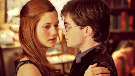 赫敏当然不肯当备胎,于是就跑去当了魁地奇明星威克多尔·克鲁姆的舞