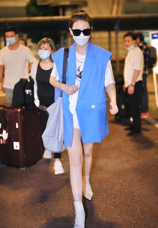 戚薇不愧是辣妈白色t恤配马甲穿出高级感夏季搭配太时尚