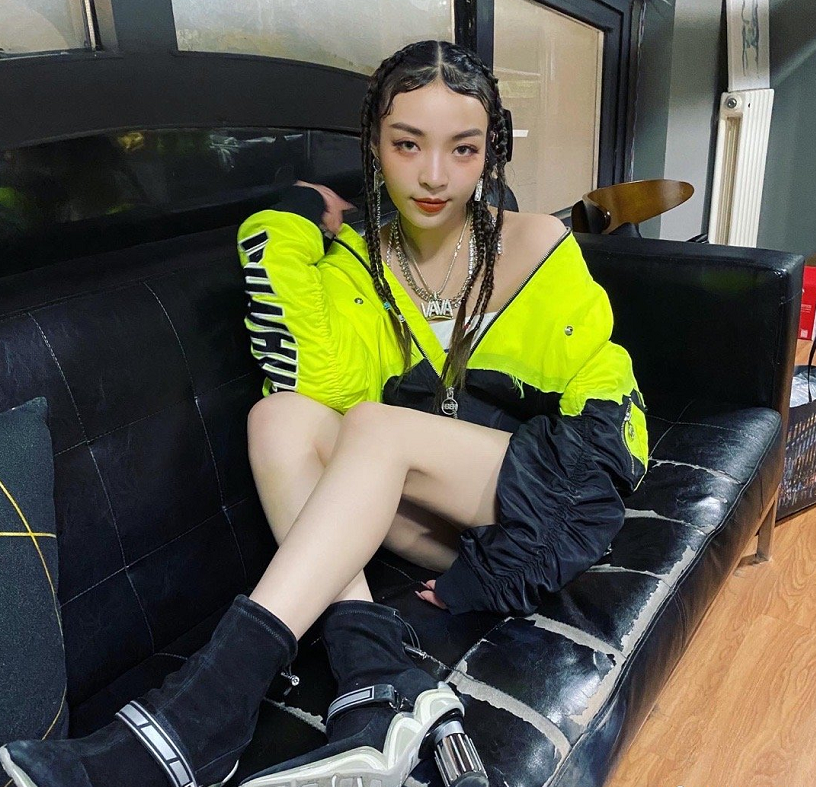 人气嘻哈女歌手公开恋情,曾碰瓷刘些宁,内涵杨超越,能洗白吗?