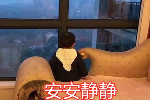 宝宝先是到沙发上玩了一会,妈妈以为孩子只是想歇一会,一会就回过来了