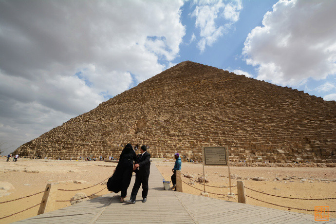 左賽爾金字塔位於吉薩省的位於saqqara,跟吉薩那幾座金字塔不在一個