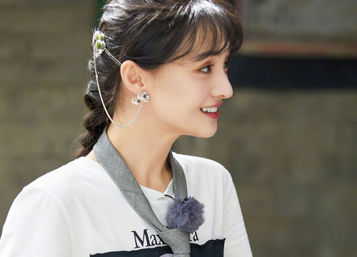 郑爽录制青春环游记路透曝光红发cos美人鱼漫画腿抢镜