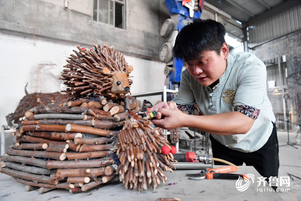 刘飞飞|80后小伙用“废柴”造出“动物王国” 开直播让更多人了解树枝技艺