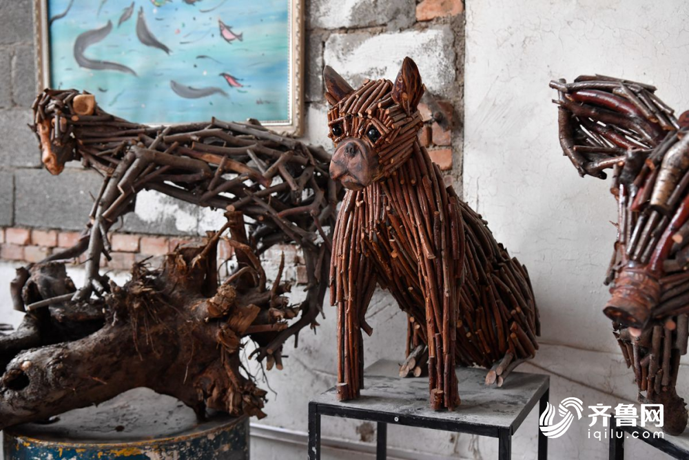 刘飞飞|80后小伙用“废柴”造出“动物王国” 开直播让更多人了解树枝技艺