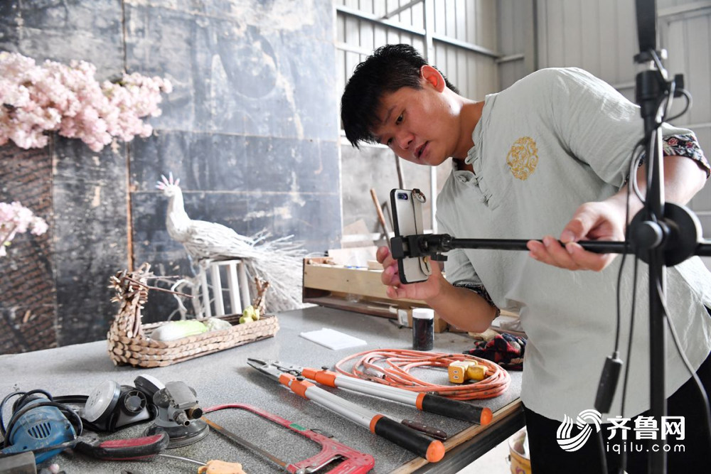 刘飞飞|80后小伙用“废柴”造出“动物王国” 开直播让更多人了解树枝技艺