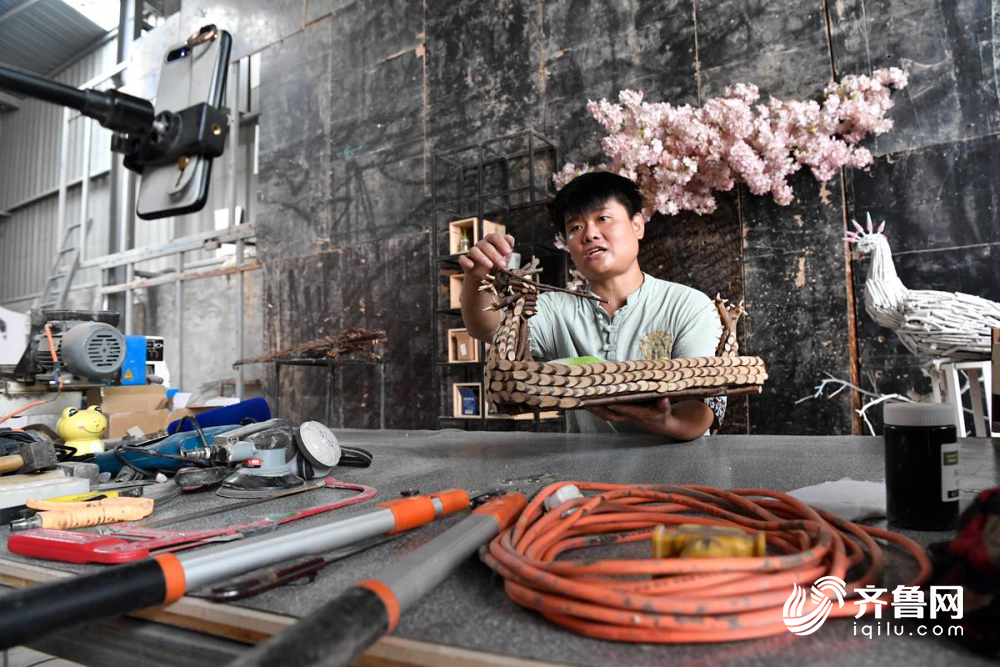 刘飞飞|80后小伙用“废柴”造出“动物王国” 开直播让更多人了解树枝技艺