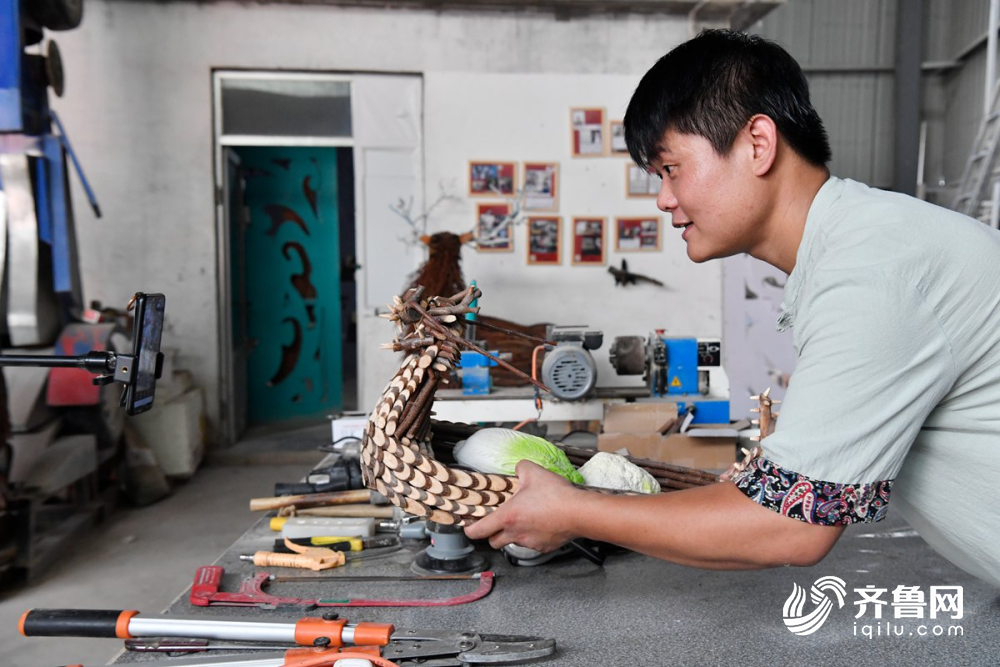 刘飞飞|80后小伙用“废柴”造出“动物王国” 开直播让更多人了解树枝技艺
