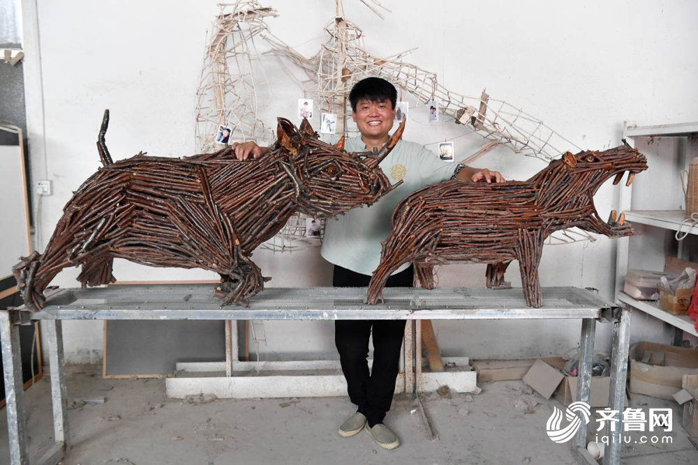刘飞飞|80后小伙用“废柴”造出“动物王国” 开直播让更多人了解树枝技艺
