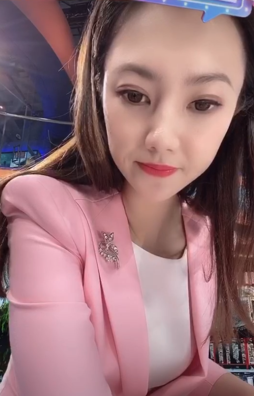 直播新花样女主持人演播室播新闻不忘致谢送礼物大哥