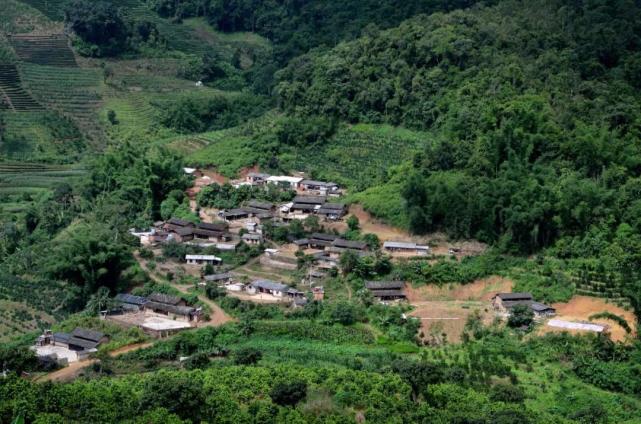 一塵不染的天空山林溪流