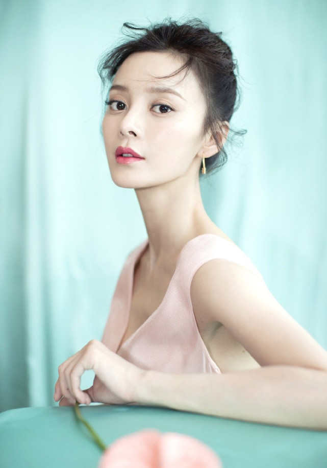 大江大河她演王凯初恋穿黑裙拍写真美得优雅又高贵