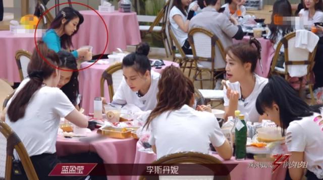 乘风破浪|《乘风破浪》：她是知名度最低的一位姐姐，独自一桌吃饭无人识