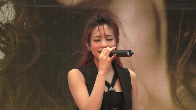 乘风破浪|《乘风破浪》：她是知名度最低的一位姐姐，独自一桌吃饭无人识