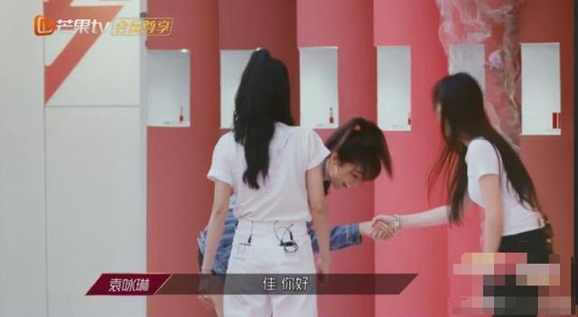 乘风破浪|《乘风破浪》：她是知名度最低的一位姐姐，独自一桌吃饭无人识