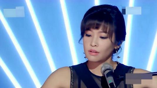 乘风破浪|《乘风破浪》：她是知名度最低的一位姐姐，独自一桌吃饭无人识