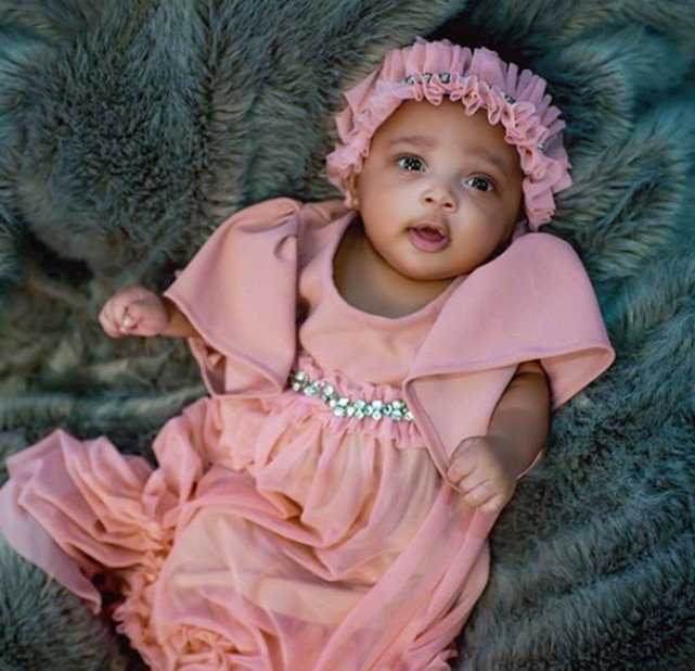 博尔特首度公开女儿正面照,长大肯定是大美女,名字更是霸气十足