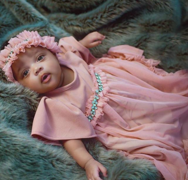 博尔特首度公开女儿正面照,长大肯定是大美女,名字更是霸气十足