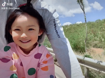 单亲奶爸带4岁女儿骑行西藏,700多万人羡慕哭了