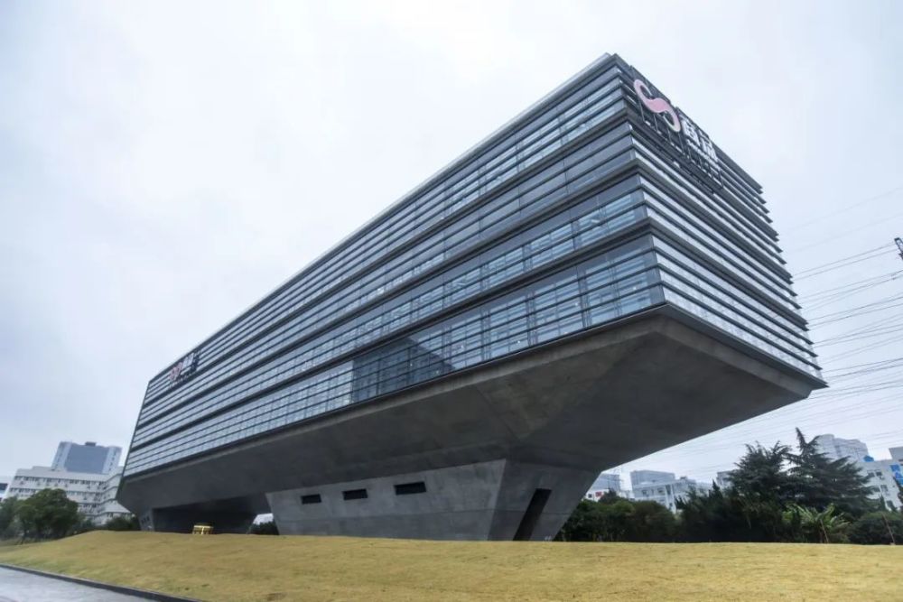 在漕河泾工作的程序员小刘惊喜地发现,第二届世界人工智能大会展览中