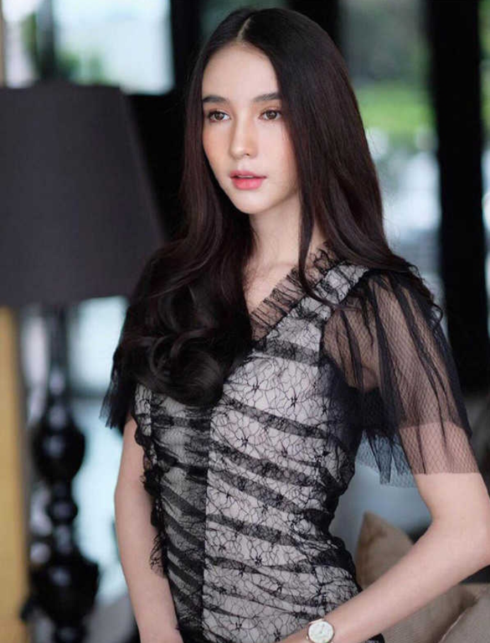 泰国23岁最美变性人yoshi,一袭红衣美丽优雅,网友:身材真好!