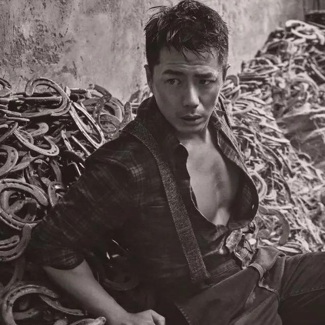 47岁段奕宏犹如年轻小伙,肌肉线条明显,积极健身,摆脱中年危机