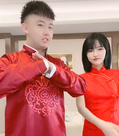 四川可乐和次惑小仙女穿中式婚服出镜,为高考学子加油,满满的正能量