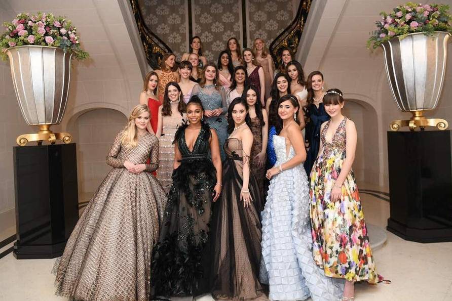 赌王女儿露面,何超盈丰腴何超莲瘦削,最小妹妹何超欣打扮显潮范_腾讯