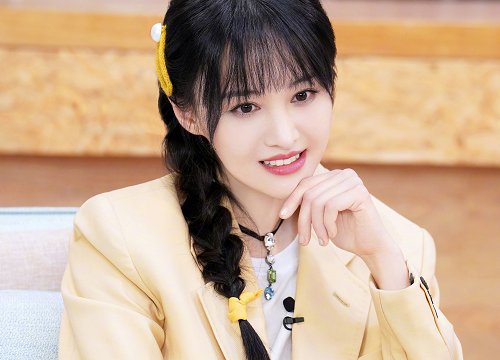 郑爽录制青春环游记路透曝光红发cos美人鱼漫画腿抢镜