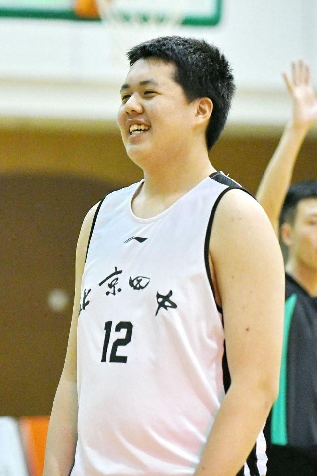 王治郅迎43岁生日二婚娶小13岁美女很幸福16岁儿子身高205米