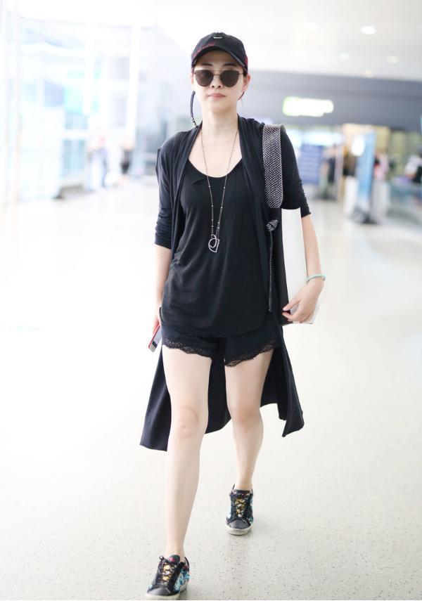 梅婷才是微胖界的宠儿穿黑色上衣配半身裙美成人间富贵花