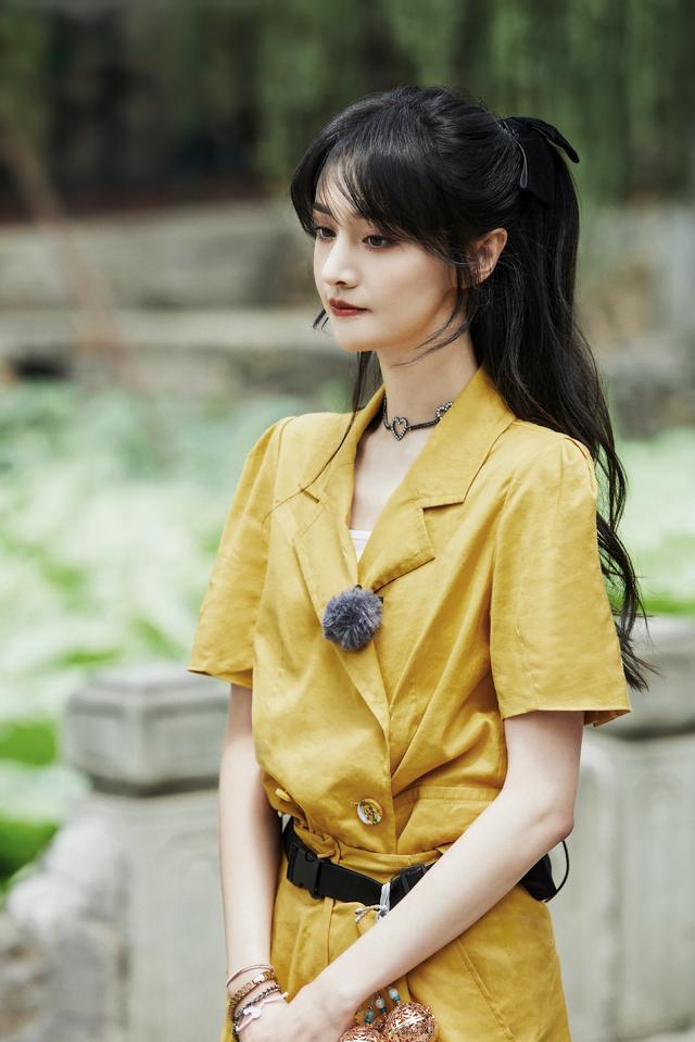 郑爽美颜大暴击一袭橙黄工装风胜过小黄人扎马尾甜度爆表