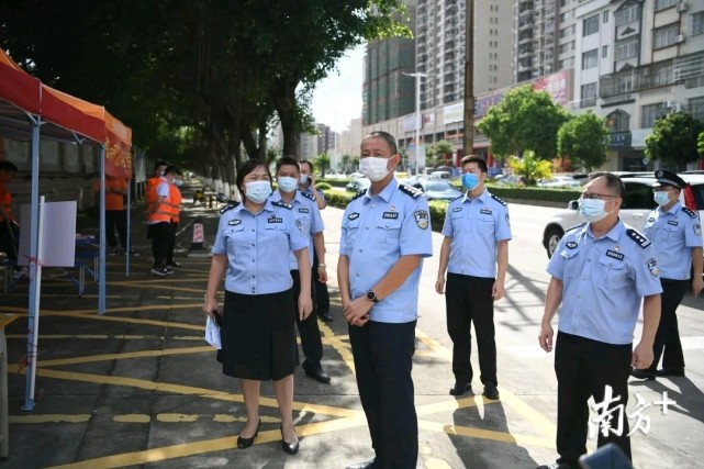 阳江市公安局阳东分局局长吴宁一行先后来到阳东一中,二中,广雅学校等