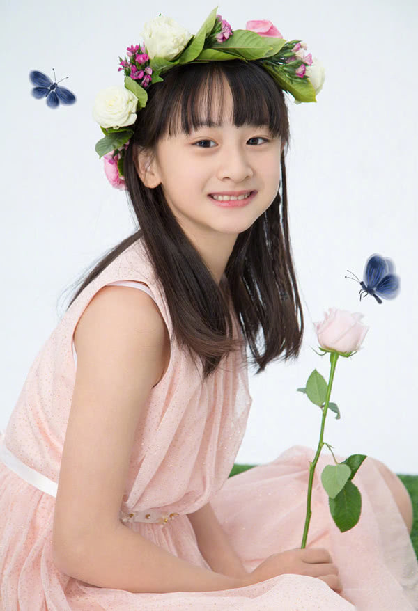 不愧是奥运冠军田亮的女儿12岁森蝶穿白t超甜美和老爸看起来像兄妹