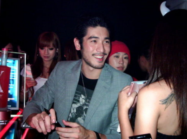 bella|Bella走出高以翔去世阴霾，晒美照摘掉定情戒指，彻底与过去告别