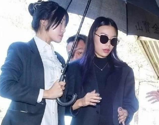 bella|Bella走出高以翔去世阴霾，晒美照摘掉定情戒指，彻底与过去告别