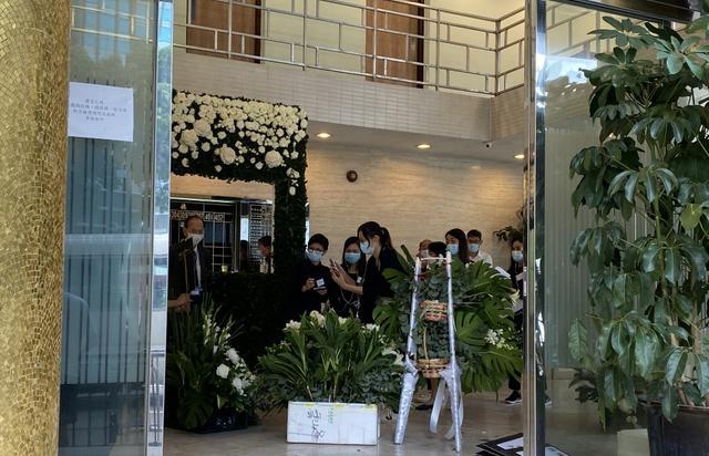 何鸿燊|港媒公开赌王灵堂及遗照，三位太太送心型玫瑰花留4字深情告别