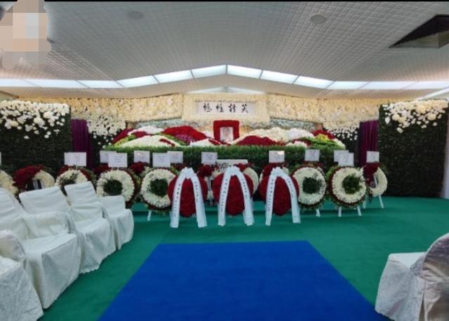 何鸿燊|港媒公开赌王灵堂及遗照，三位太太送心型玫瑰花留4字深情告别