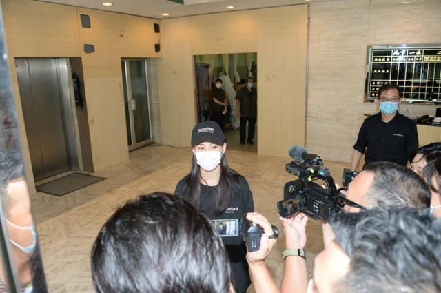 何鸿燊|港媒公开赌王灵堂及遗照，三位太太送心型玫瑰花留4字深情告别