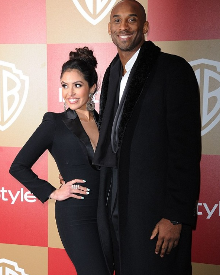 加索尔登门拜访科比遗孀,瓦妮莎发推晒照,看前者哄孩子的模样:阿泰