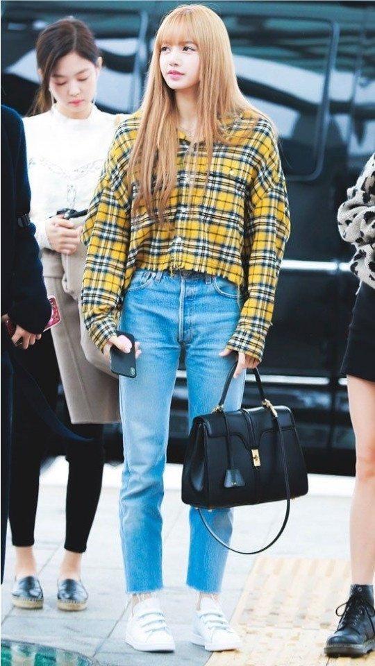 看blackpink人间芭比lisa背出复古感