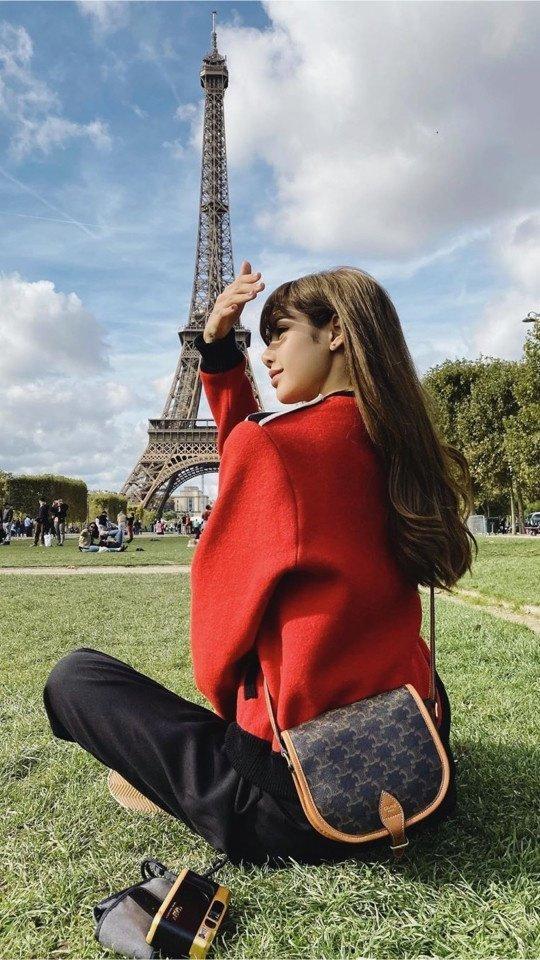 看blackpink人间芭比lisa背出复古感