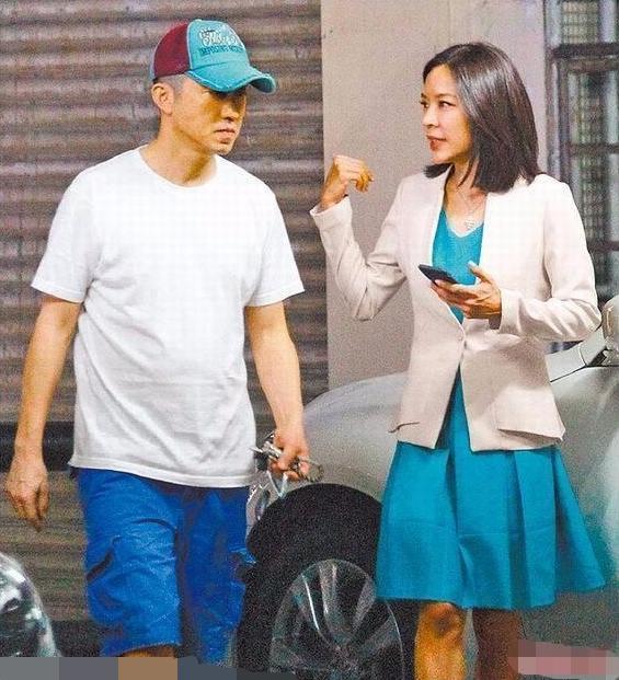庾澄庆现任妻子张嘉欣,高材生毕业选择当主播,三姐妹都是美女