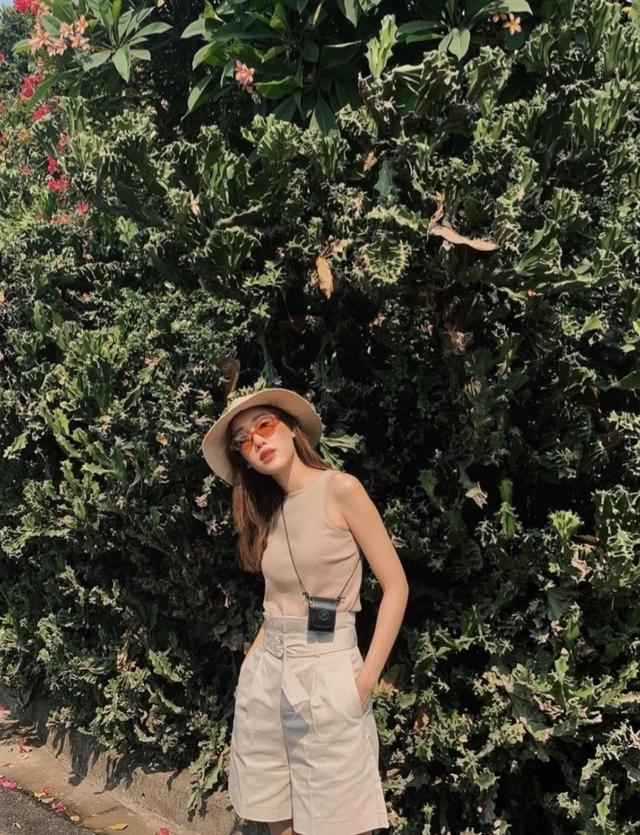 夏季短袖衬衫怎么穿时髦?看泰国时尚博主度假风穿搭,休闲又浪漫