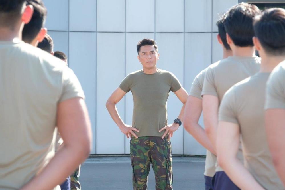 关礼杰|60岁吴岱融罕露面，满头白发皱纹横生，与58岁关礼杰同框像两代人